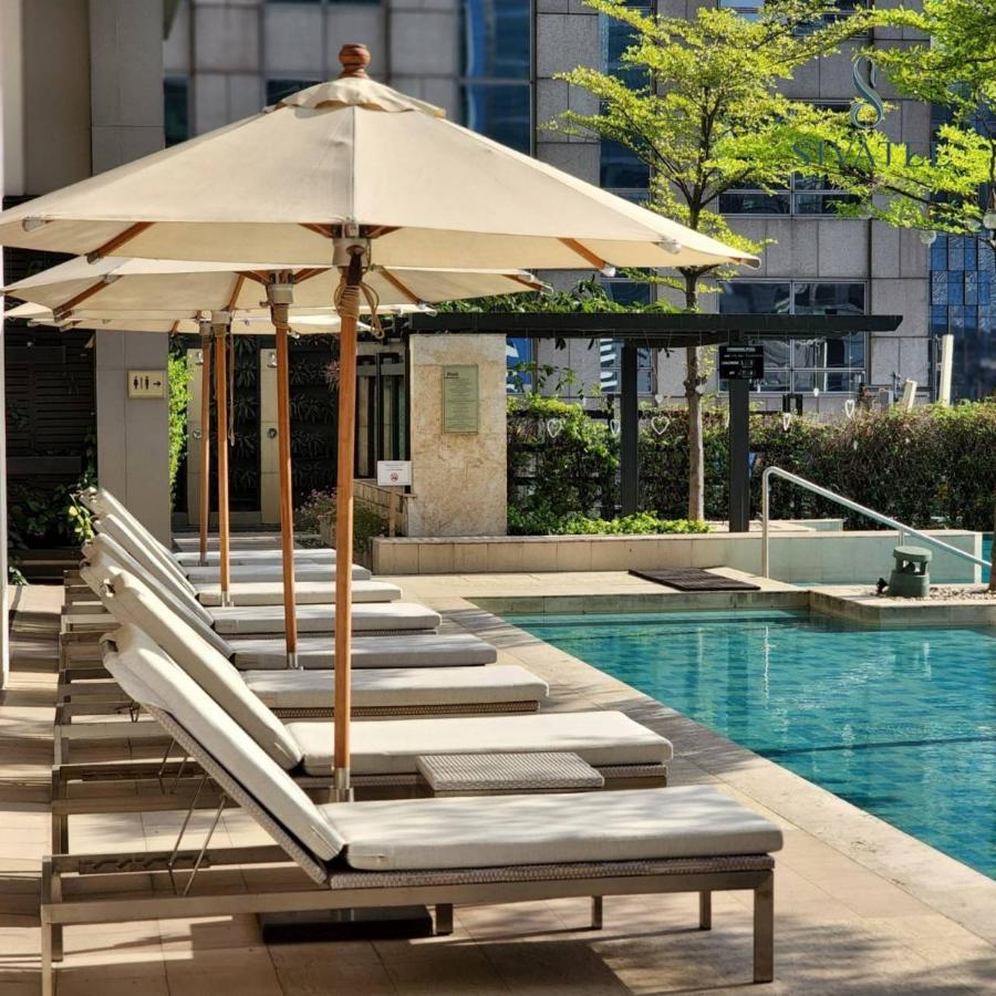 Sivatel Bangkok Hotel Kültér fotó The pool at the hotel
