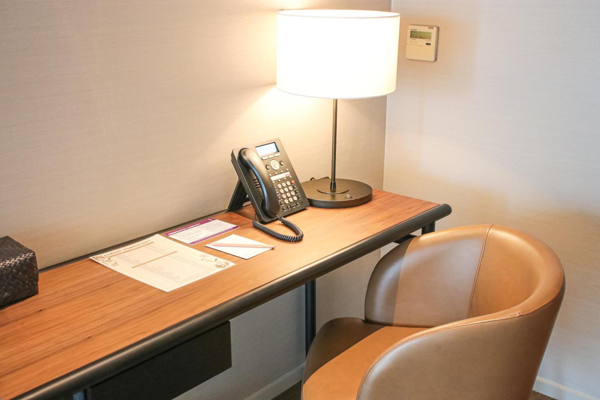 Sivatel Bangkok Hotel Kültér fotó A desk with a telephone