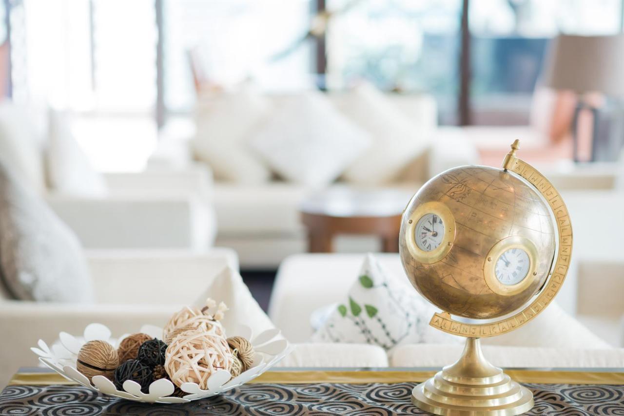 Sivatel Bangkok Hotel Kültér fotó A globe clock