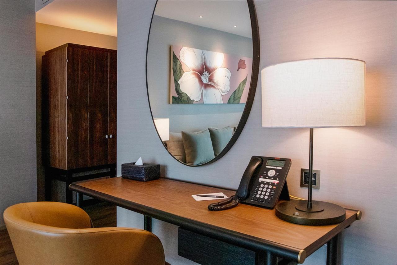 Sivatel Bangkok Hotel Kültér fotó A desk with a telephone