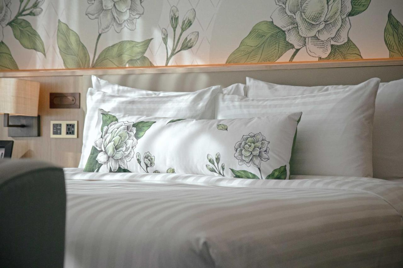 Sivatel Bangkok Hotel Kültér fotó Silk pillows
