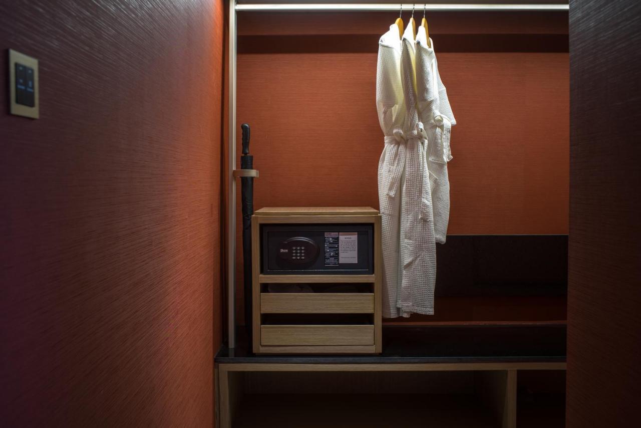 Sivatel Bangkok Hotel Kültér fotó A safe in a hotel room