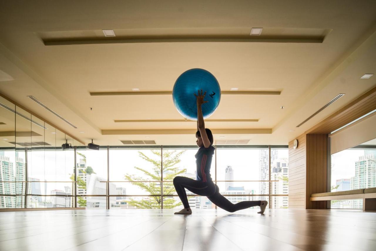 Sivatel Bangkok Hotel Kültér fotó A woman using a Swiss ball