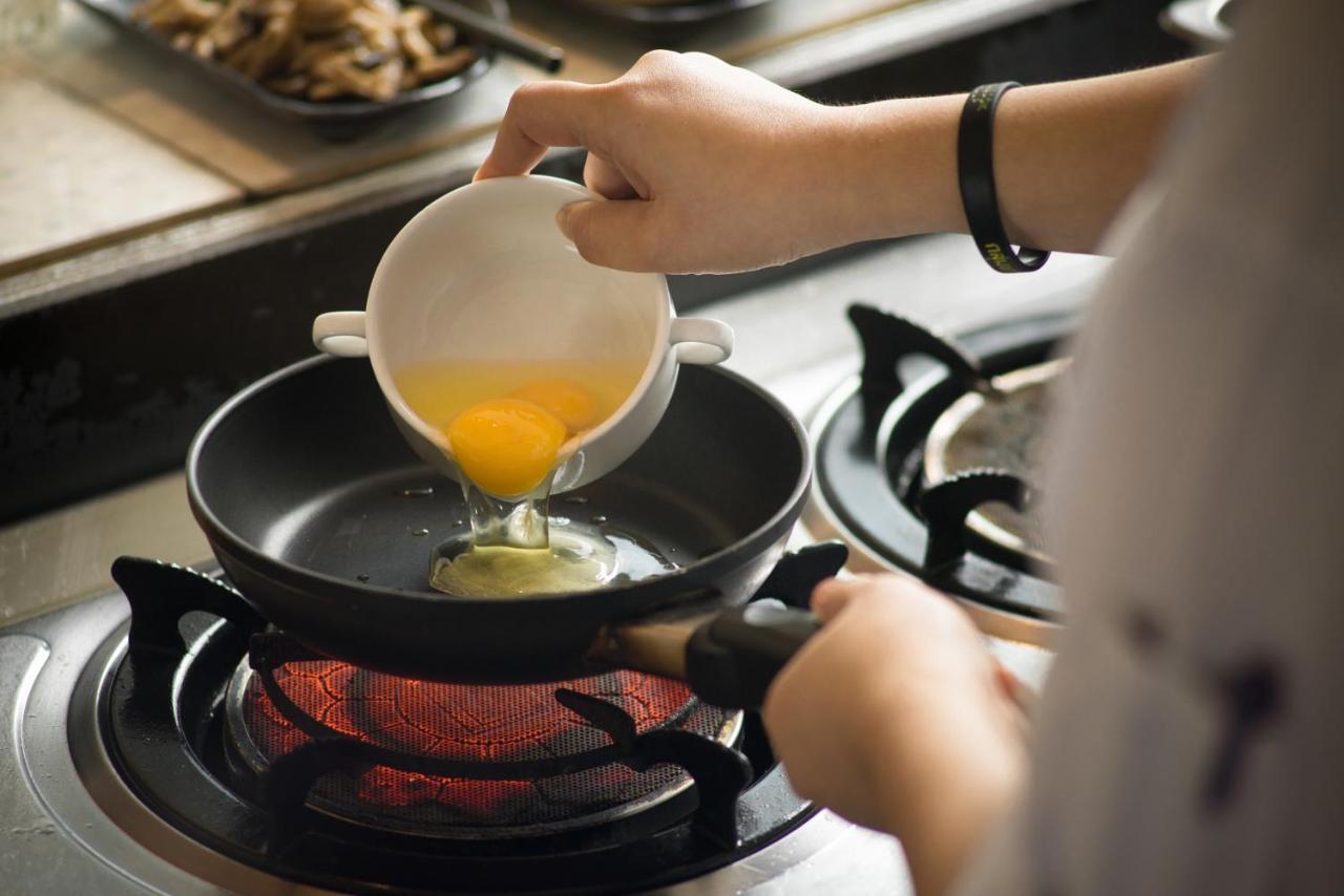 Sivatel Bangkok Hotel Kültér fotó Egg being poured into a pan