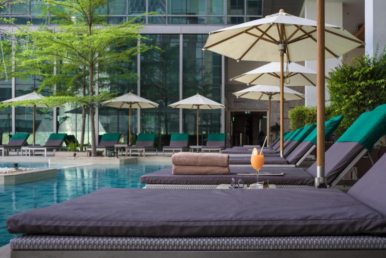Sivatel Bangkok Hotel Kültér fotó The swimming pool at the hotel
